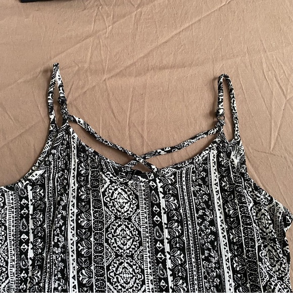 Black and white floral tank top size 10 - Picture 3 of 5